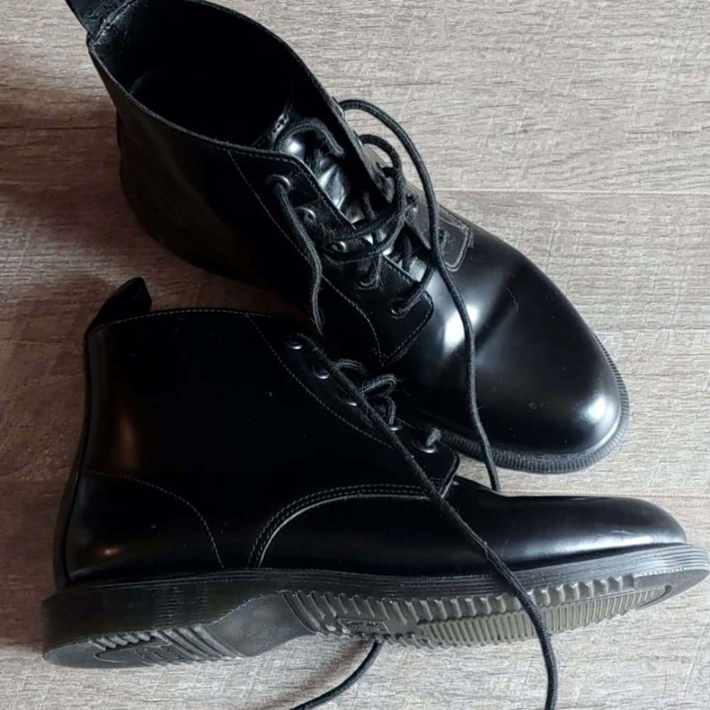 EUC Dr. Martens Emmeline Kensington Leather boots Booties Lace up